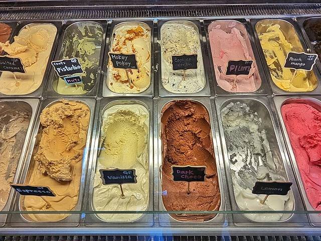 Ingredients and preparation for vanilla gelato