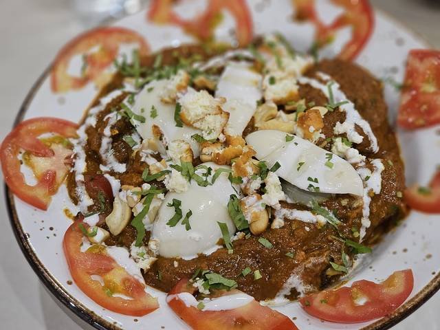 Ingredients and preparation for tomato and egg stir-fry