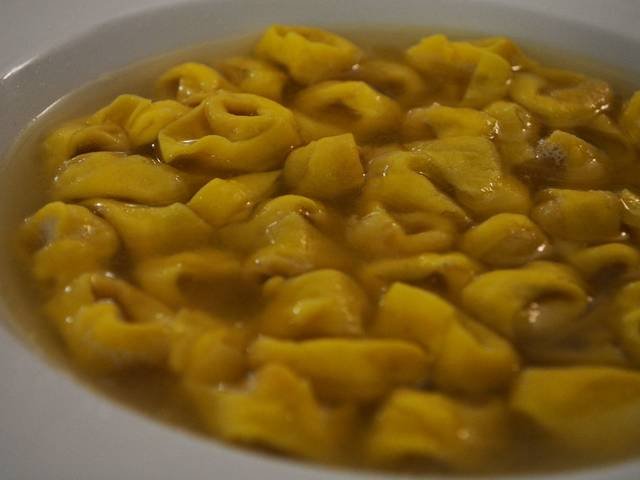Ingredients and preparation for tortellini in brodo
