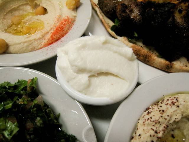 Ingredients and preparation for toum