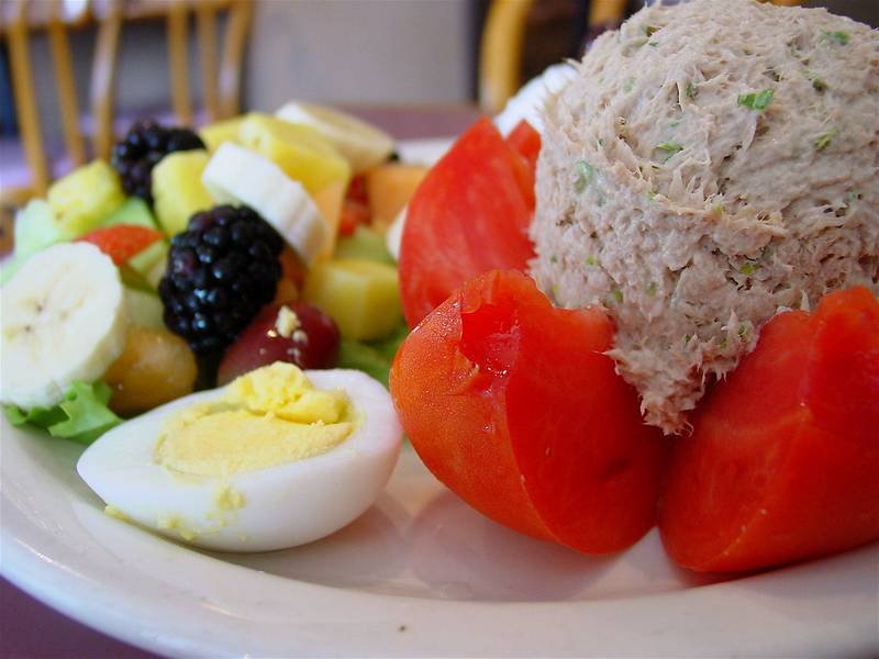 Tuna Stuffed Tomatoes, an American lunch recipe — weight loss friendly tuna salad