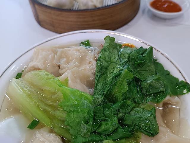 Ingredients and preparation for wonton noodle soup