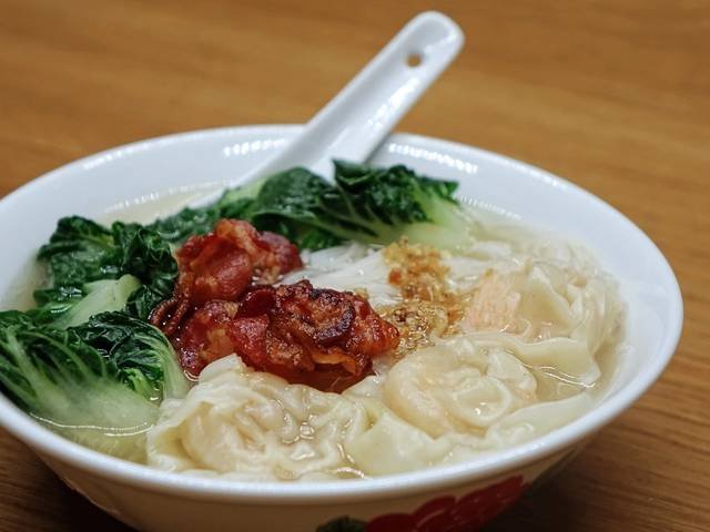 Ingredients and preparation for wonton soup