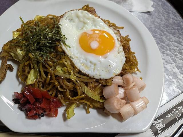 Ingredients and preparation for yakisoba