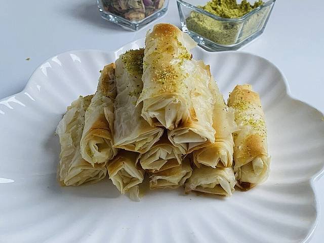 Ingredients and preparation for znoud el sit